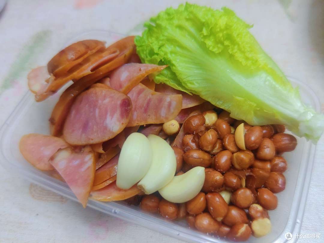 卤肠、花生米、生菜和大蒜