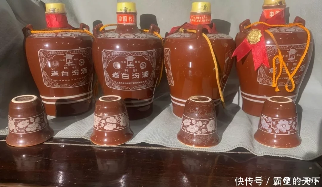 2000年,浙江一大爷存了3箱茅台,如今打开好酒变废水,这是为啥