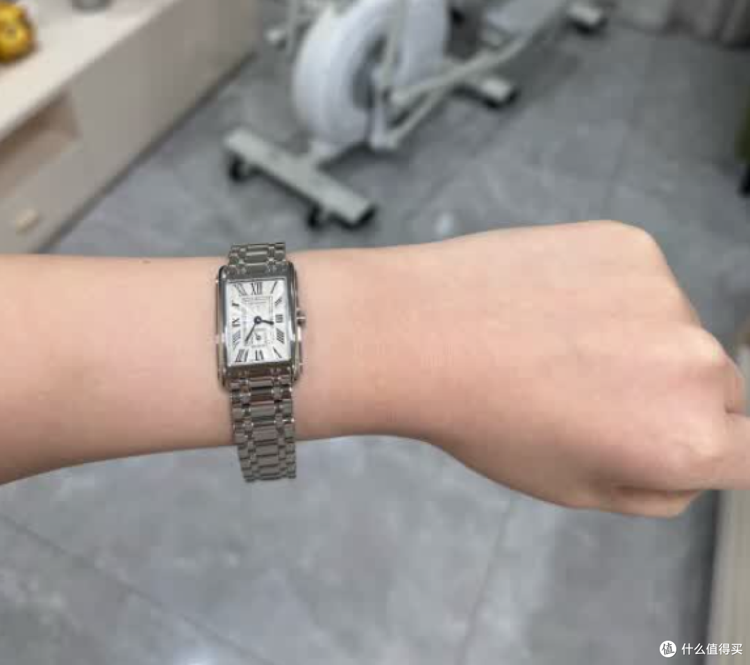 浪琴黛绰维纳系列石英钢带女表全体验:优雅时计的多面解析