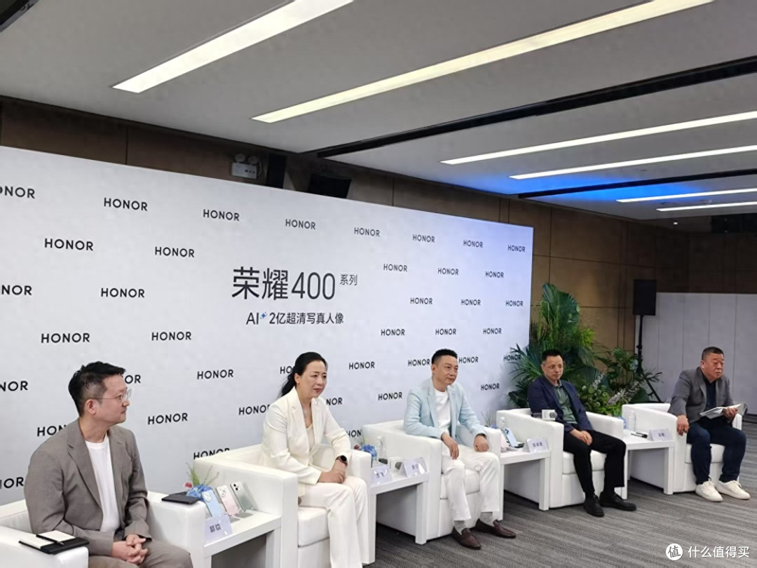 未来五年AI人才缺口400万?荣耀砸钱抢人背后藏着什么秘密?