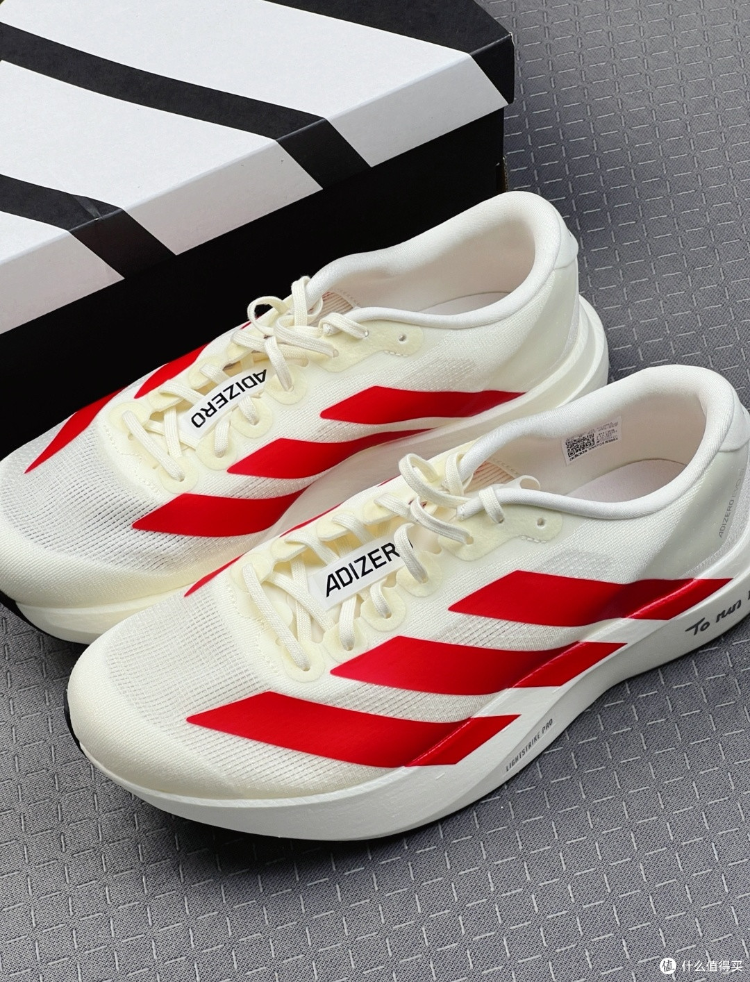 Adidas Adizero Evo SL:轻盈跑鞋,时尚之选