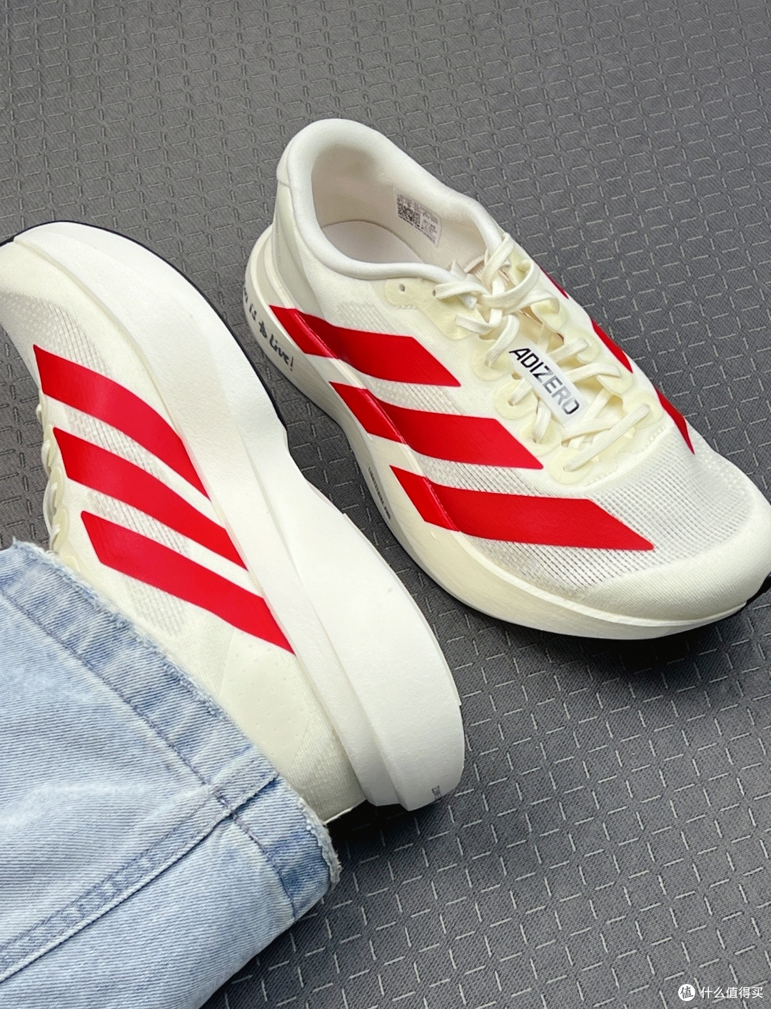 Adidas Adizero Evo SL:轻盈跑鞋,时尚之选