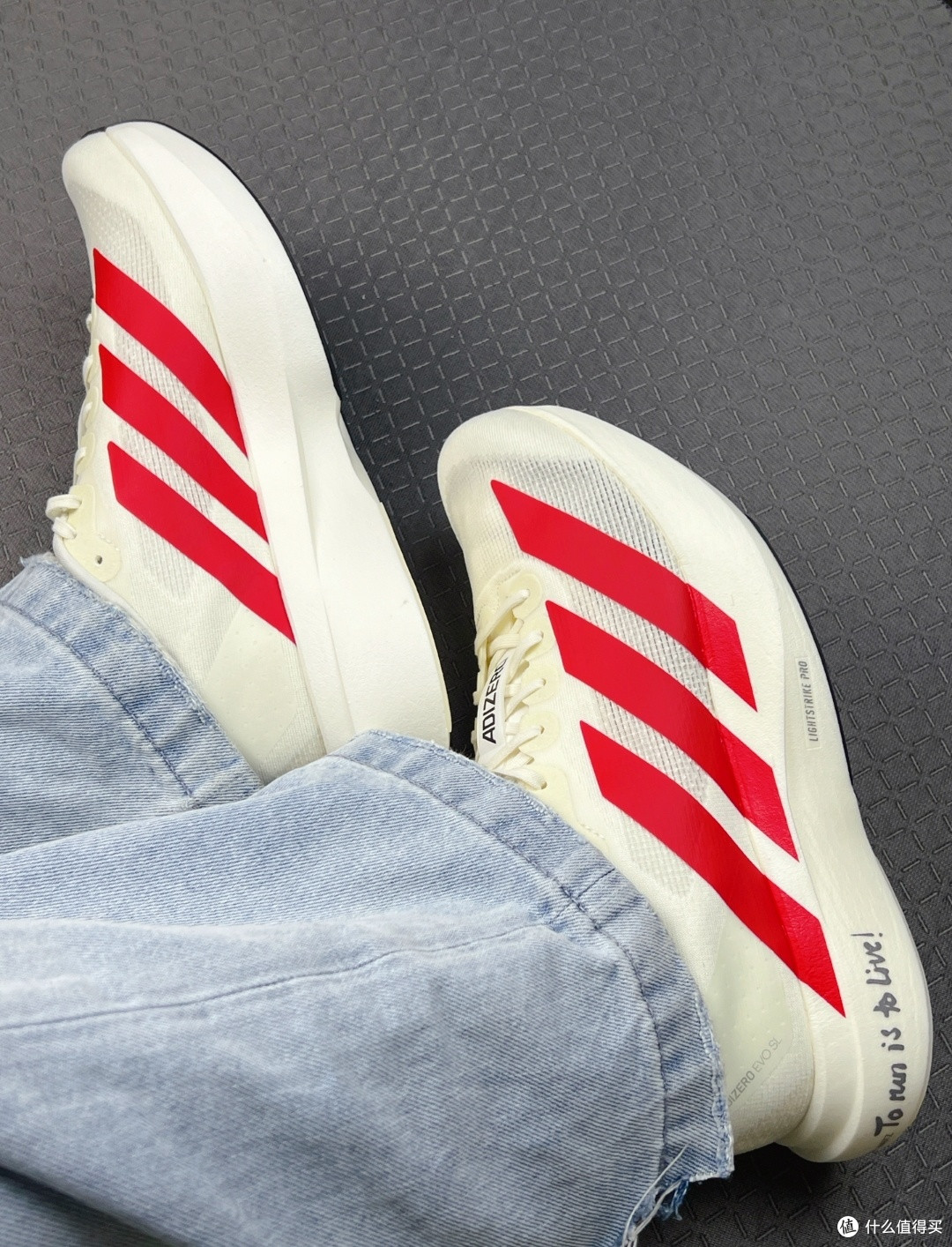 Adidas Adizero Evo SL:轻盈跑鞋,时尚之选