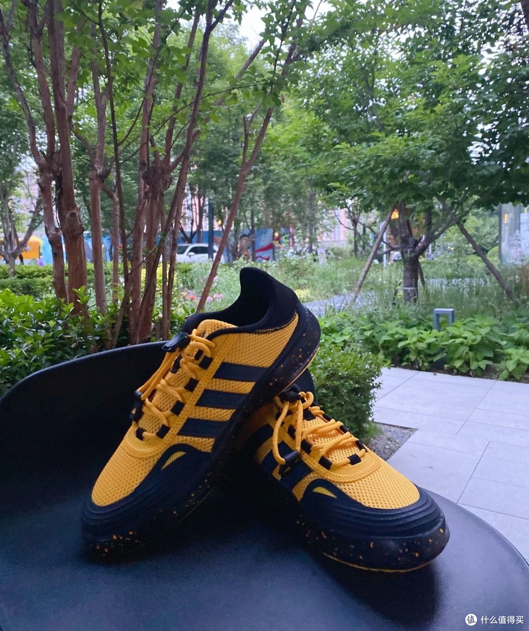 Adidas ROAMBOAT 跑步鞋：“水陆两栖” 之选，夏日户外潮流