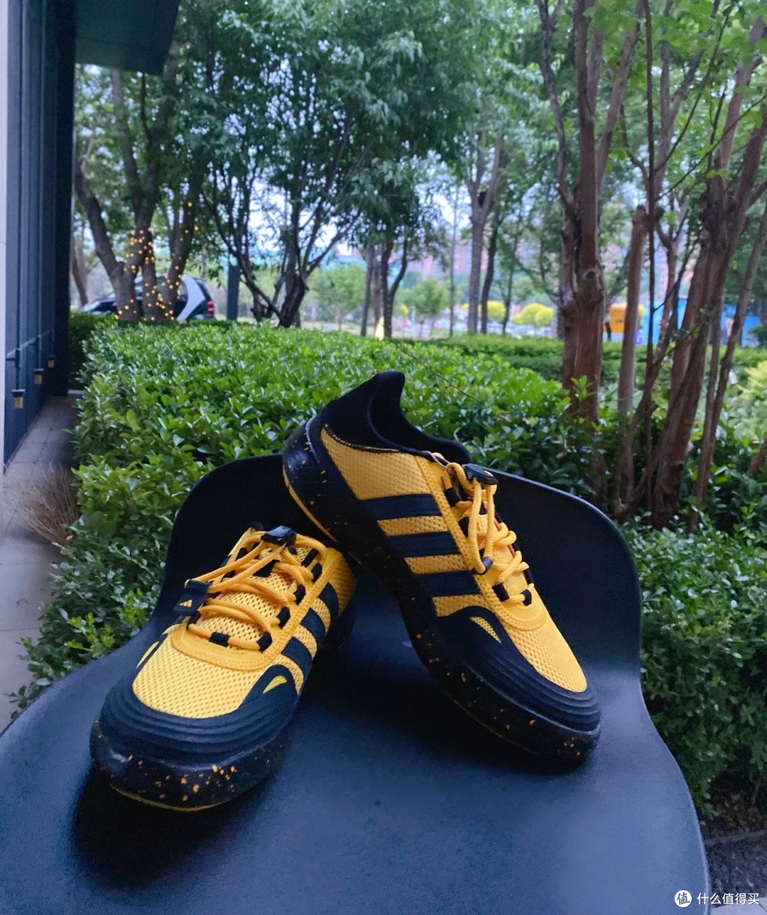 Adidas ROAMBOAT 跑步鞋：“水陆两栖” 之选，夏日户外潮流