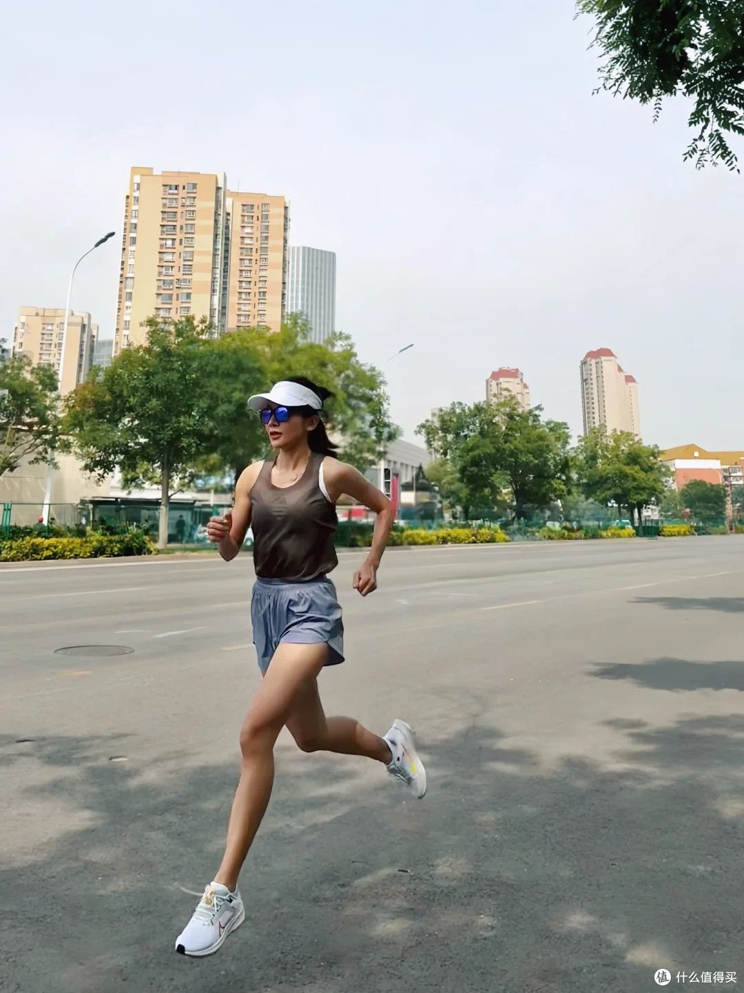 跑步装备冷知识:鸭舌帽和运动眼镜为啥不能二选一