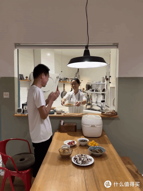 不顾全家反对,坚持在厨房开个洞,完工后真香,全家彻底服气了