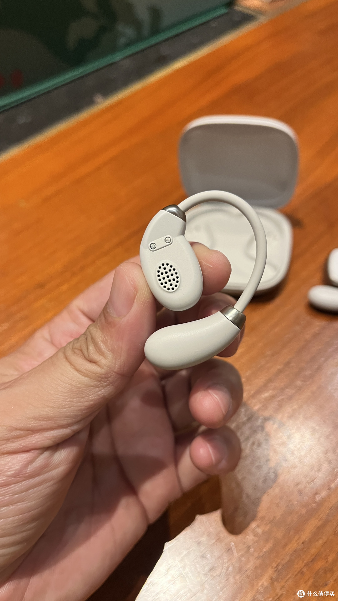BLINBLIN V18挂耳式蓝牙耳机：科技与美学融合的音频新典范