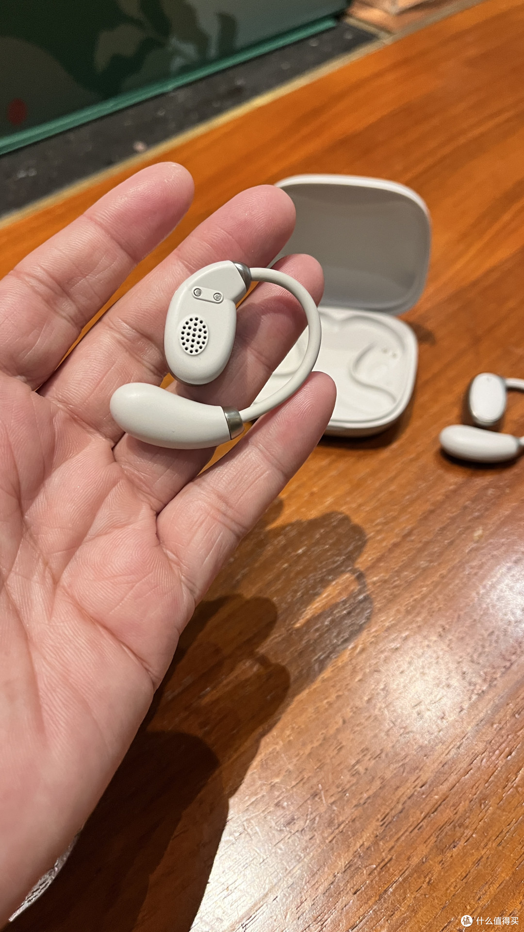 BLINBLIN V18挂耳式蓝牙耳机：科技与美学融合的音频新典范
