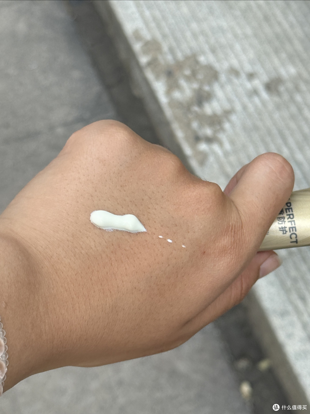 现在还在考虑买什么样的防晒霜的话，推荐你去购买欧莱雅小金管