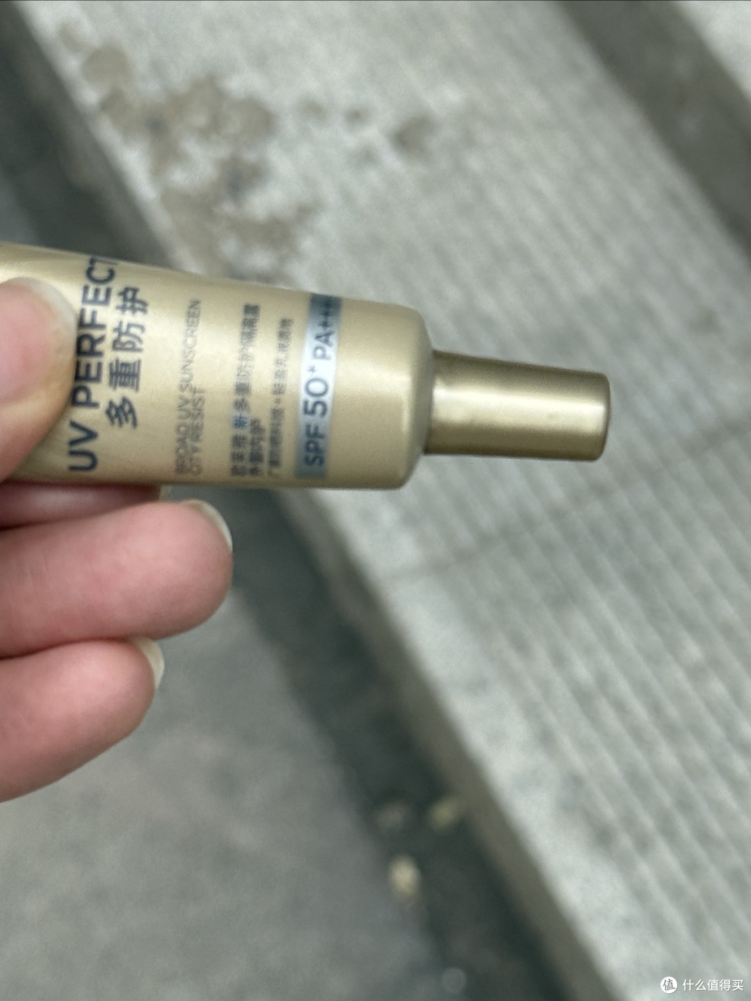 现在还在考虑买什么样的防晒霜的话，推荐你去购买欧莱雅小金管