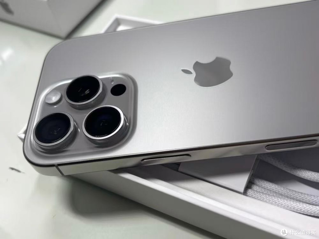 iPhone不讲武德，跌价2401元，五级钛金属+苹果A18 Pro