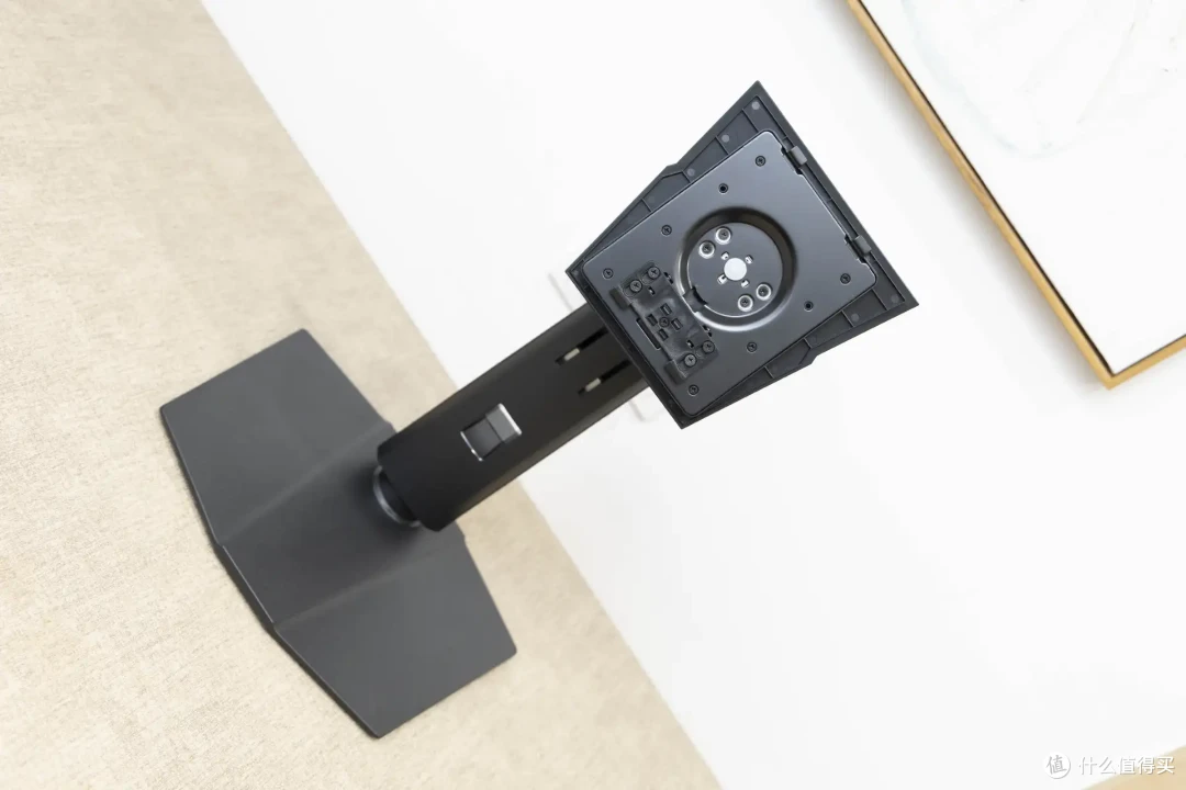角逐高性价比的顶级电竞显示器,微星MAG 272UP QD-OLED X24流光