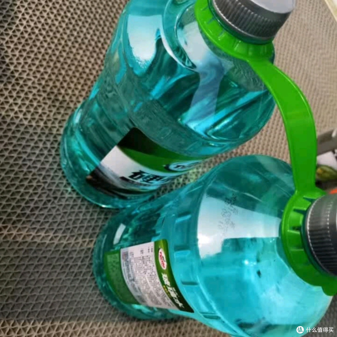 龟牌硬壳玻璃水0度：夏季驾车必备，强力去污守护清晰视野
