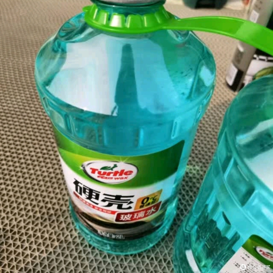 龟牌硬壳玻璃水0度：夏季驾车必备，强力去污守护清晰视野