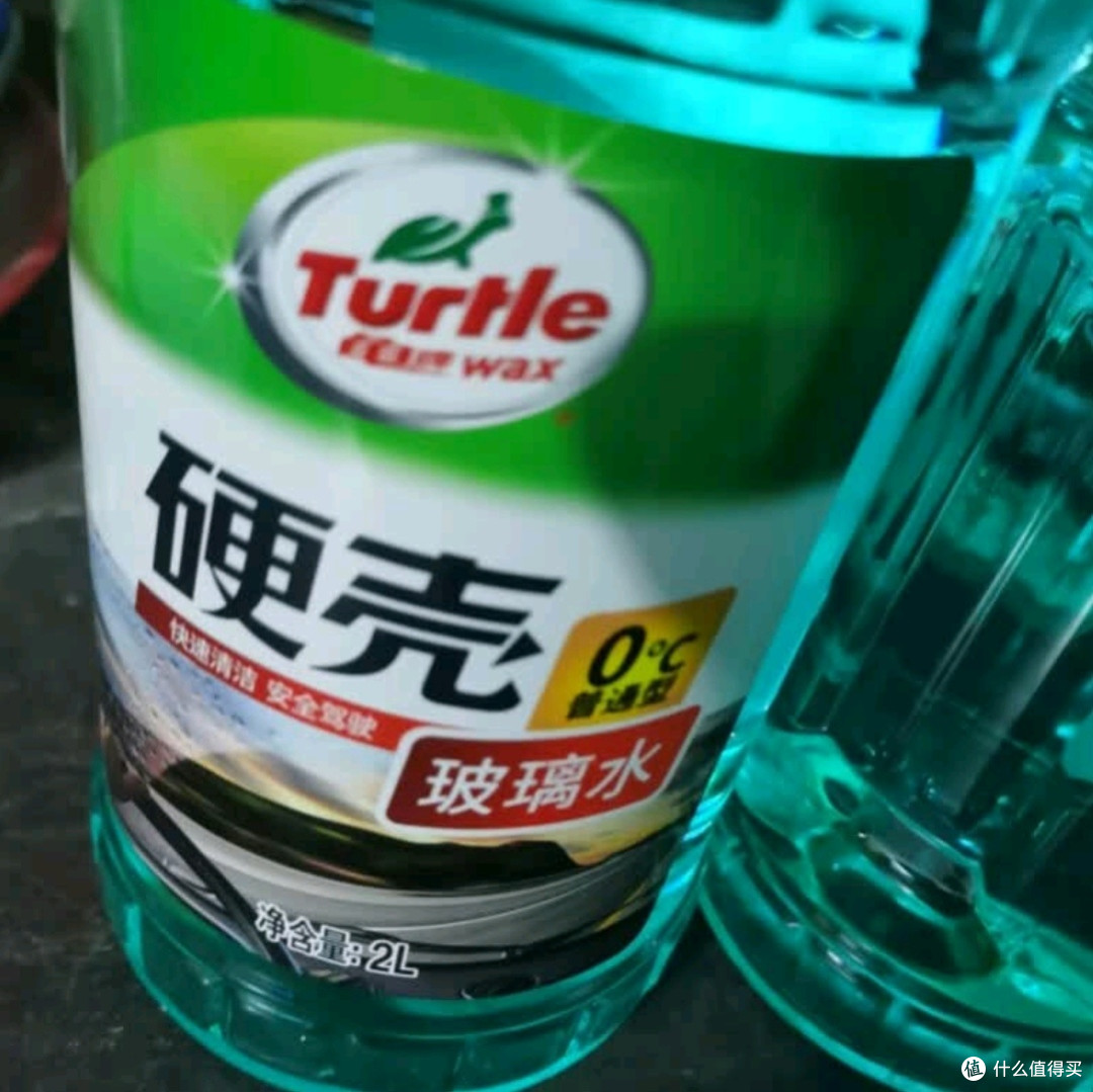 龟牌硬壳玻璃水0度：夏季驾车必备，强力去污守护清晰视野
