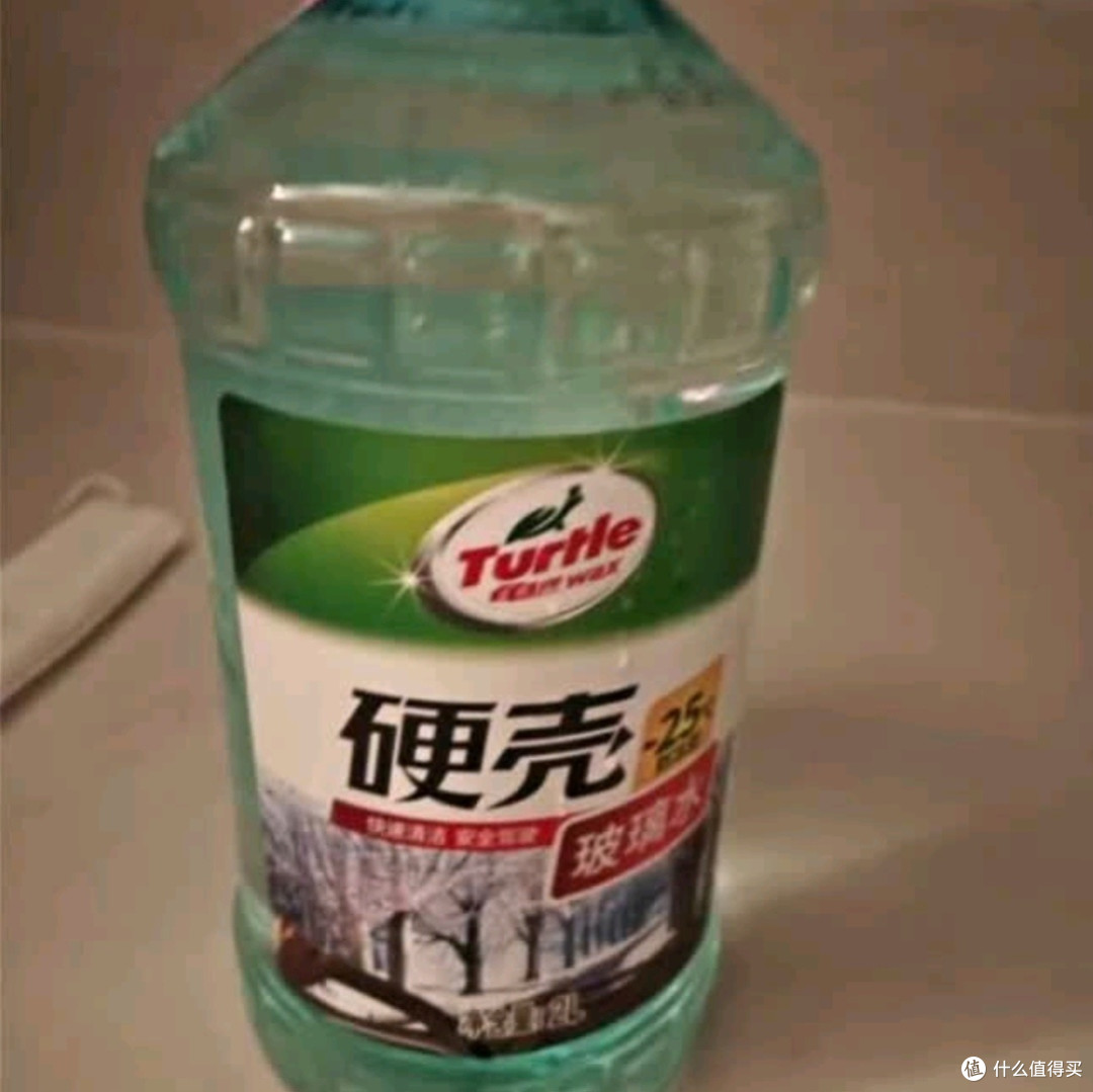龟牌硬壳玻璃水0度：夏季驾车必备，强力去污守护清晰视野