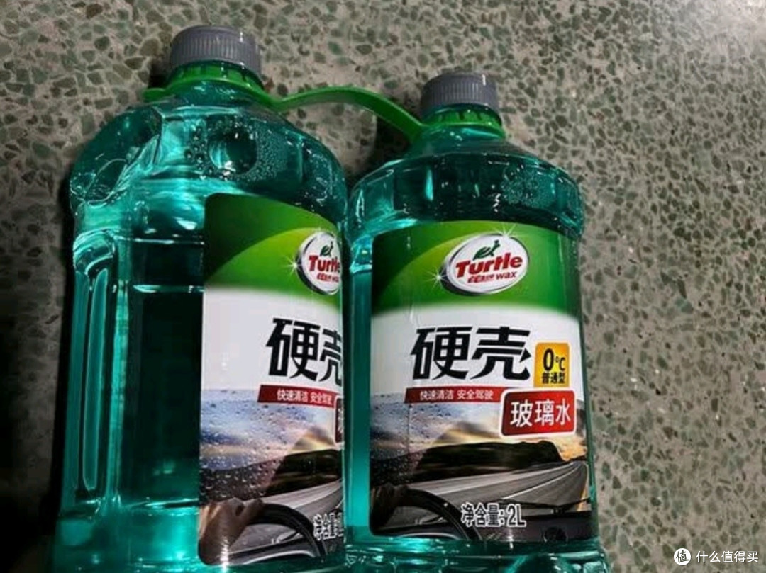 龟牌硬壳玻璃水0度：夏季驾车必备，强力去污守护清晰视野