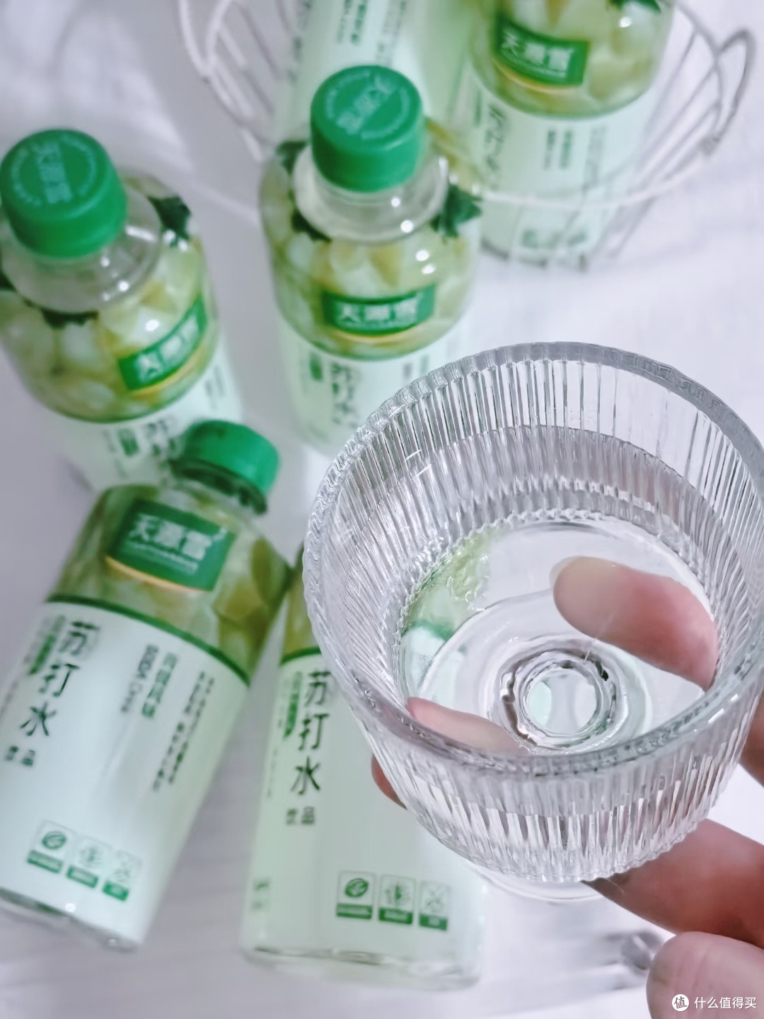 囤了一箱青提苏打水,现在连白开水都失宠了