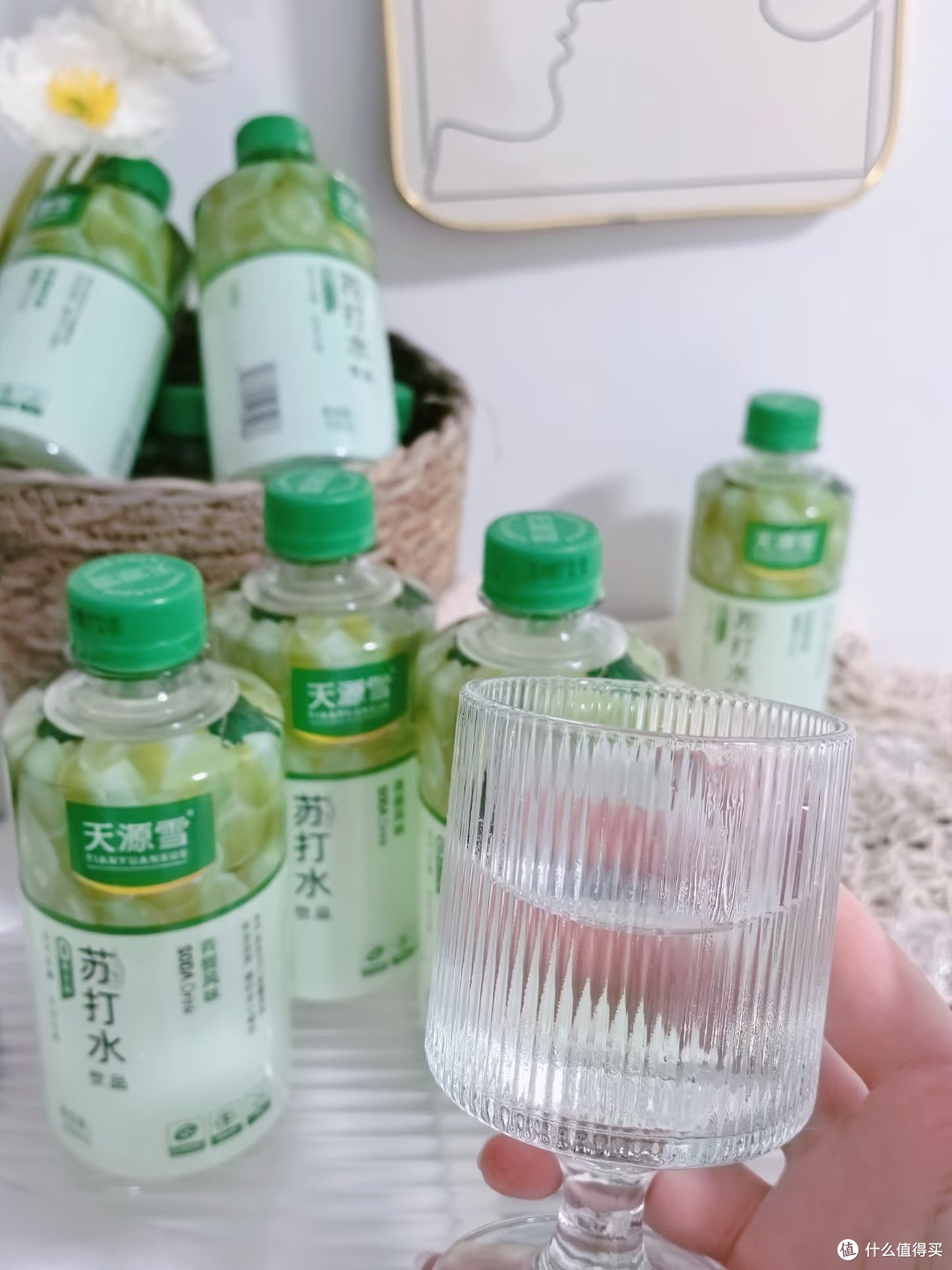 囤了一箱青提苏打水,现在连白开水都失宠了