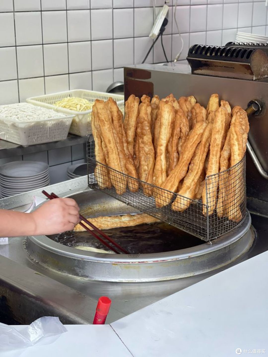 炸油条用什么油颜色好看又好吃?