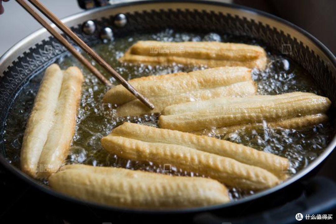 炸油条用什么油颜色好看又好吃?