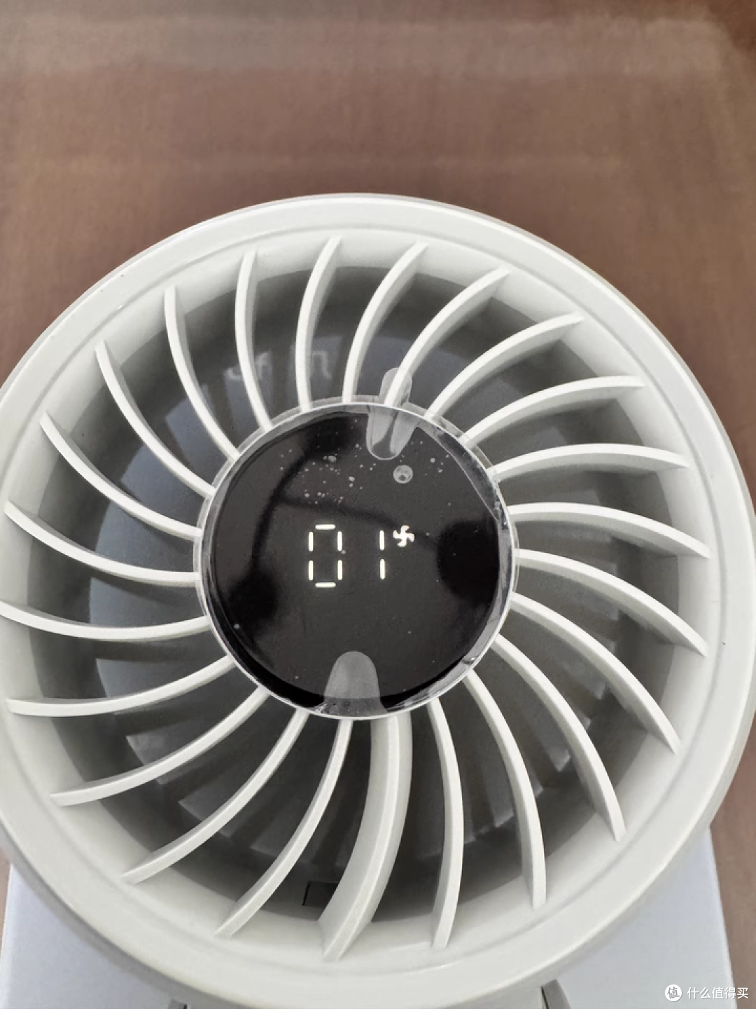 这小风扇让我在 40℃高温里 “续命”!