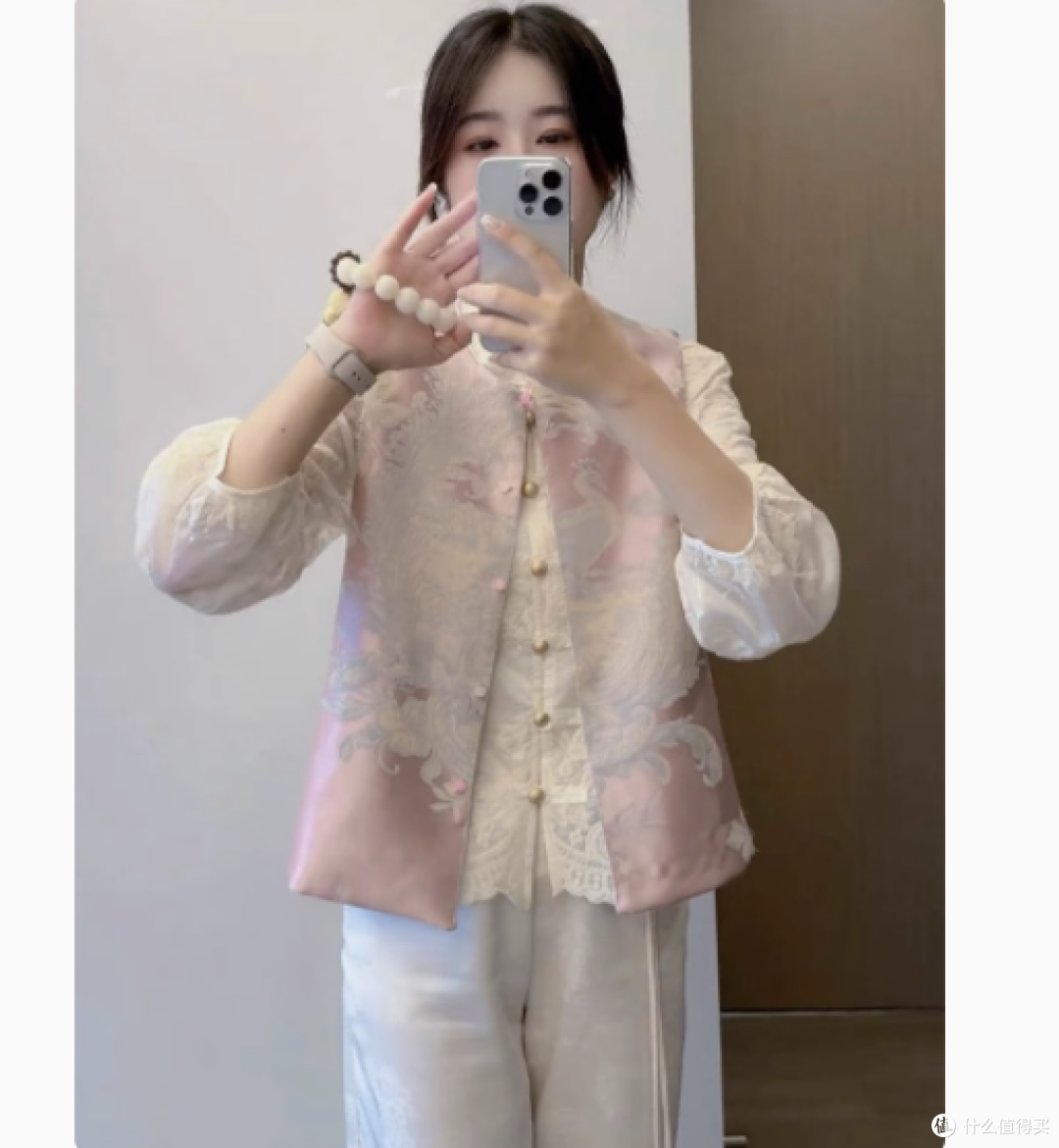 嘉菲梦娜旗舰店:新中式国风刺绣马夹,演绎春季复古风情