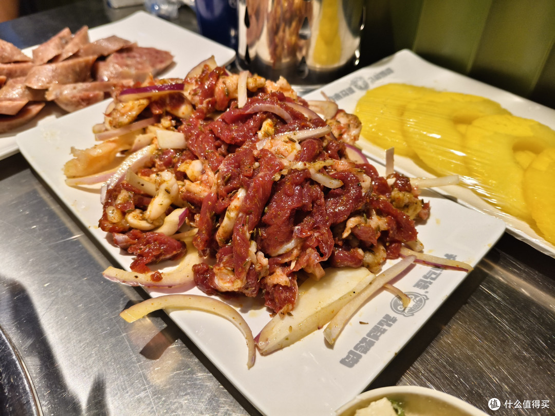 三人狂炫2斤肉!丹顶鸽我,齐齐哈尔烤肉封神!