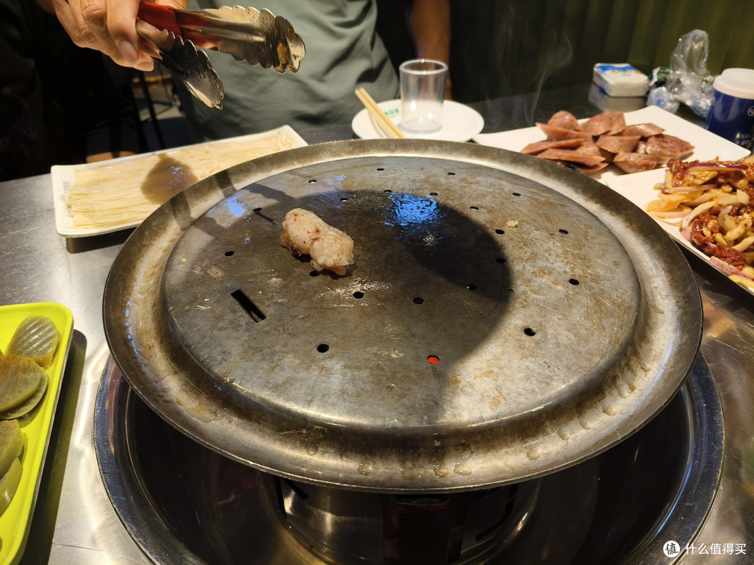 三人狂炫2斤肉!丹顶鸽我,齐齐哈尔烤肉封神!