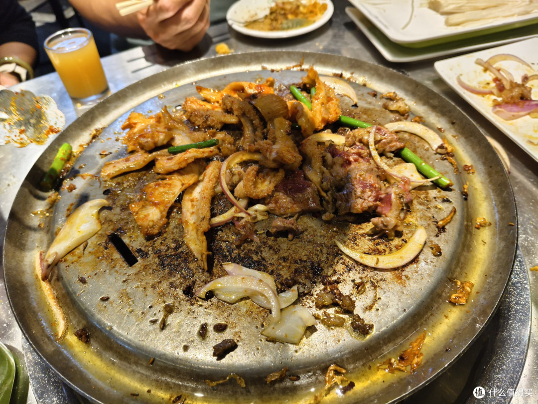 三人狂炫2斤肉!丹顶鸽我,齐齐哈尔烤肉封神!