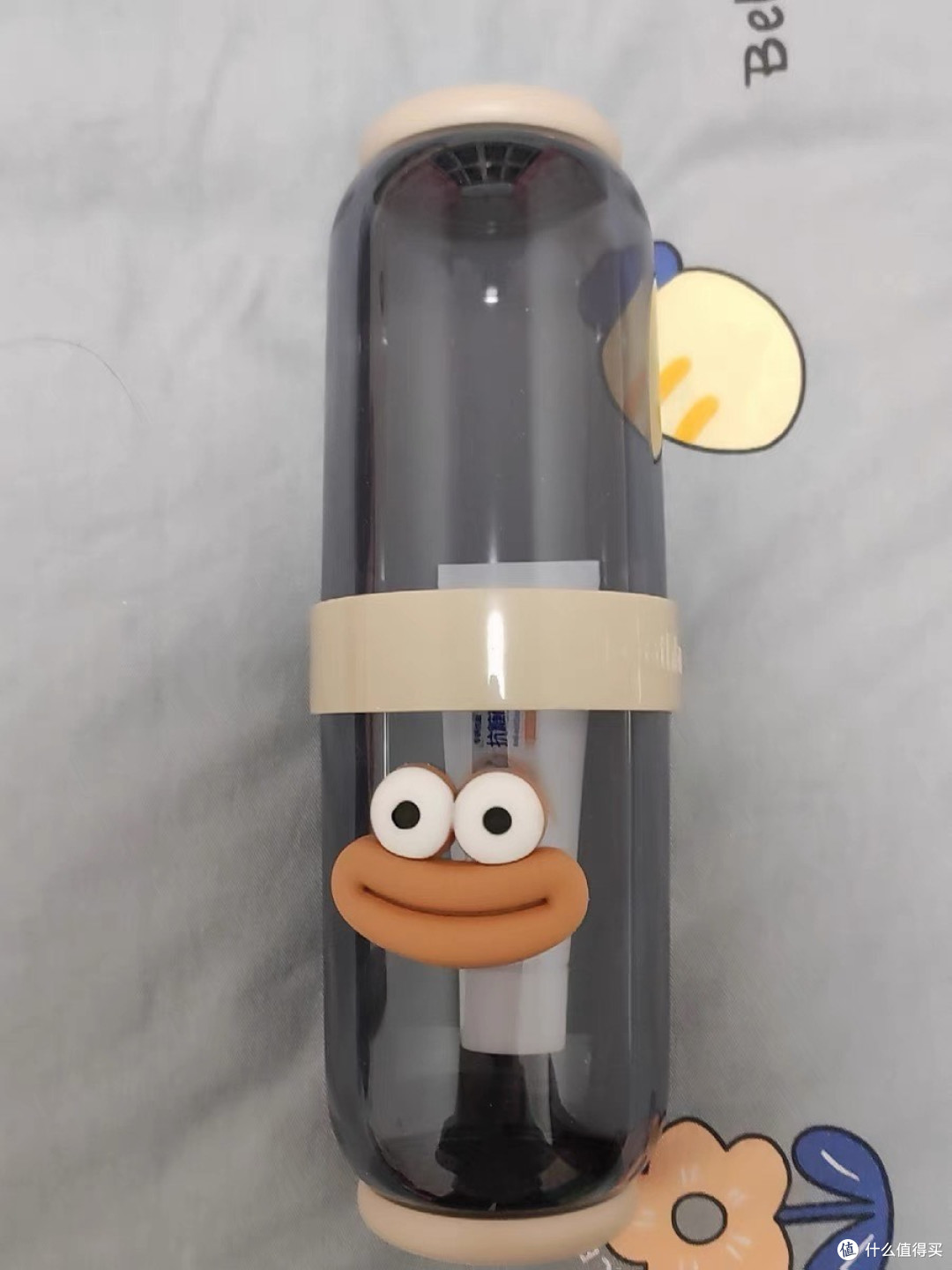 透明儿童和情侣旅行洗漱杯：便携式牙具杯的便利与局限深度剖析