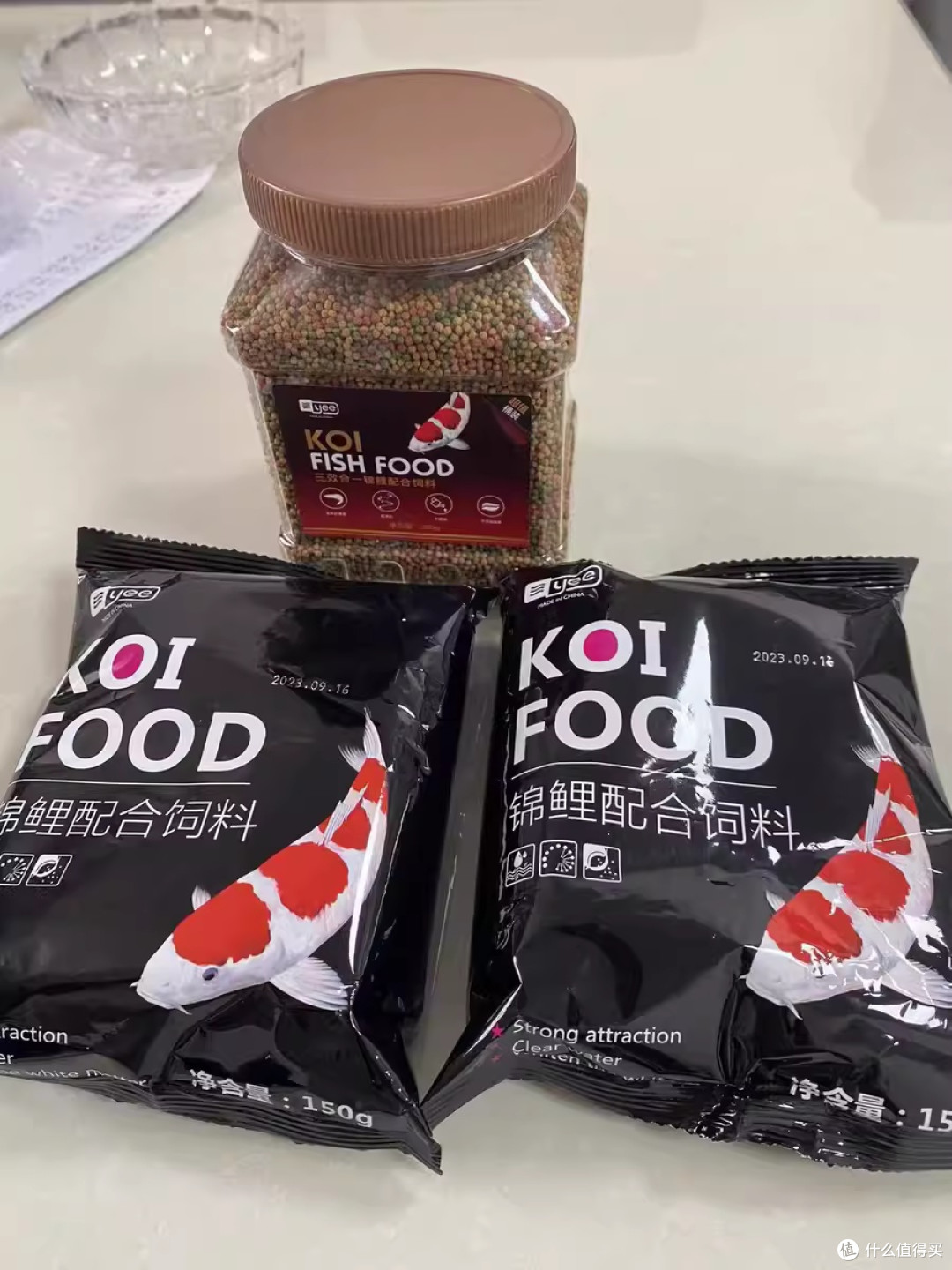 花花绿绿的鱼食，鱼儿的成长全靠它了