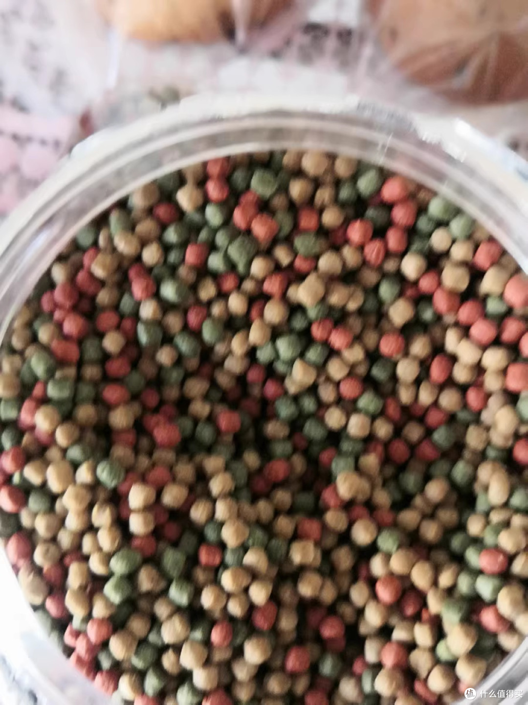 花花绿绿的鱼食，鱼儿的成长全靠它了