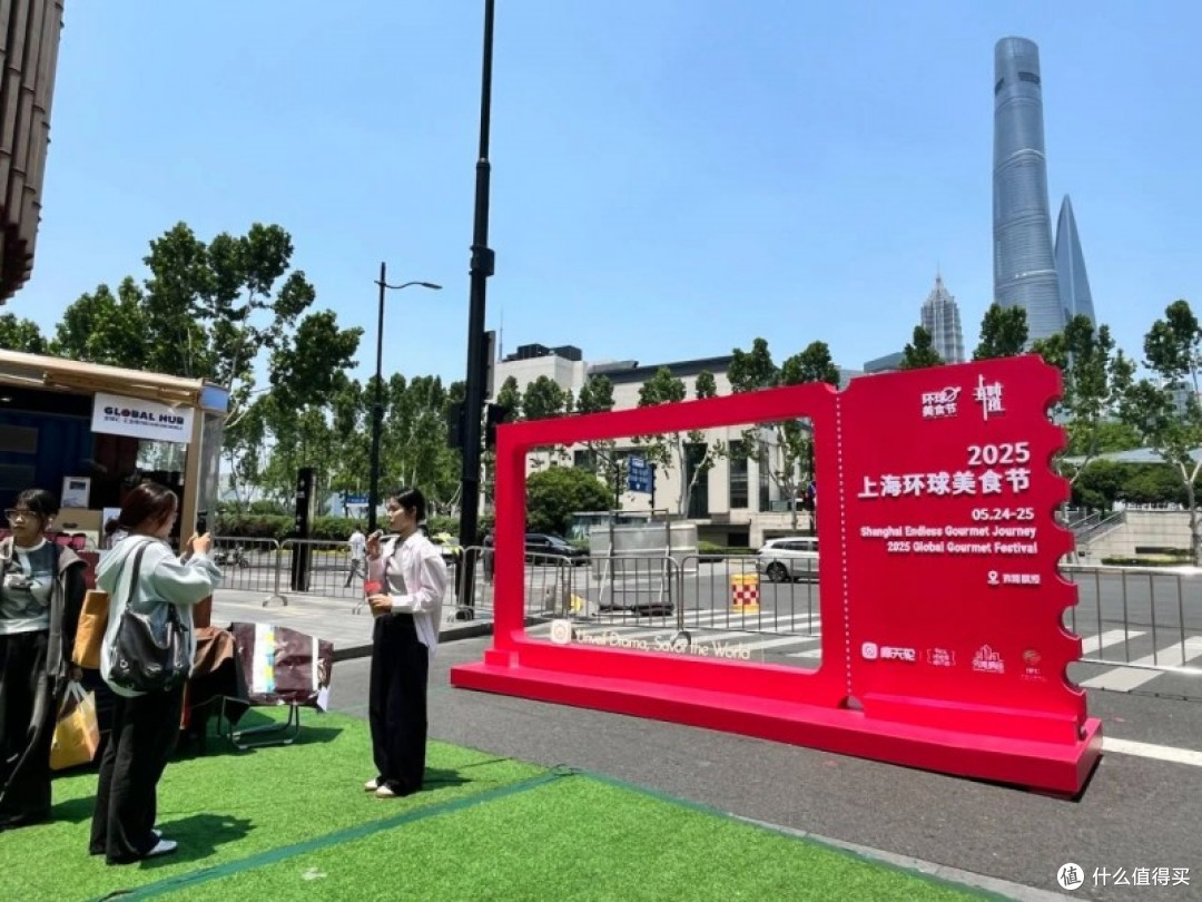 上海环球美食节外滩热力开场 摩天轮“大票根”商文旅联动趋势