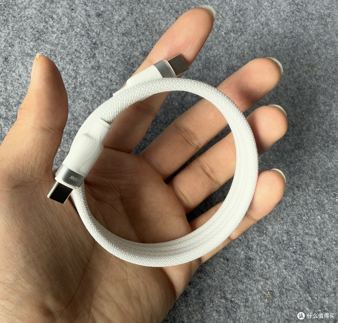 双接口兼容性:“安卓iPhone通吃!西圣K1磁吸线兼容神器”