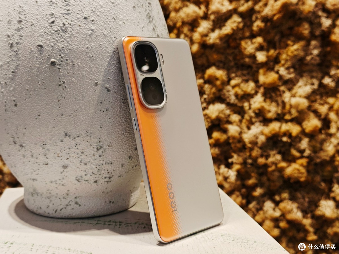 千元“机皇”,三代骁龙8+120W闪充+6100mAh,vivo只卖1669元!