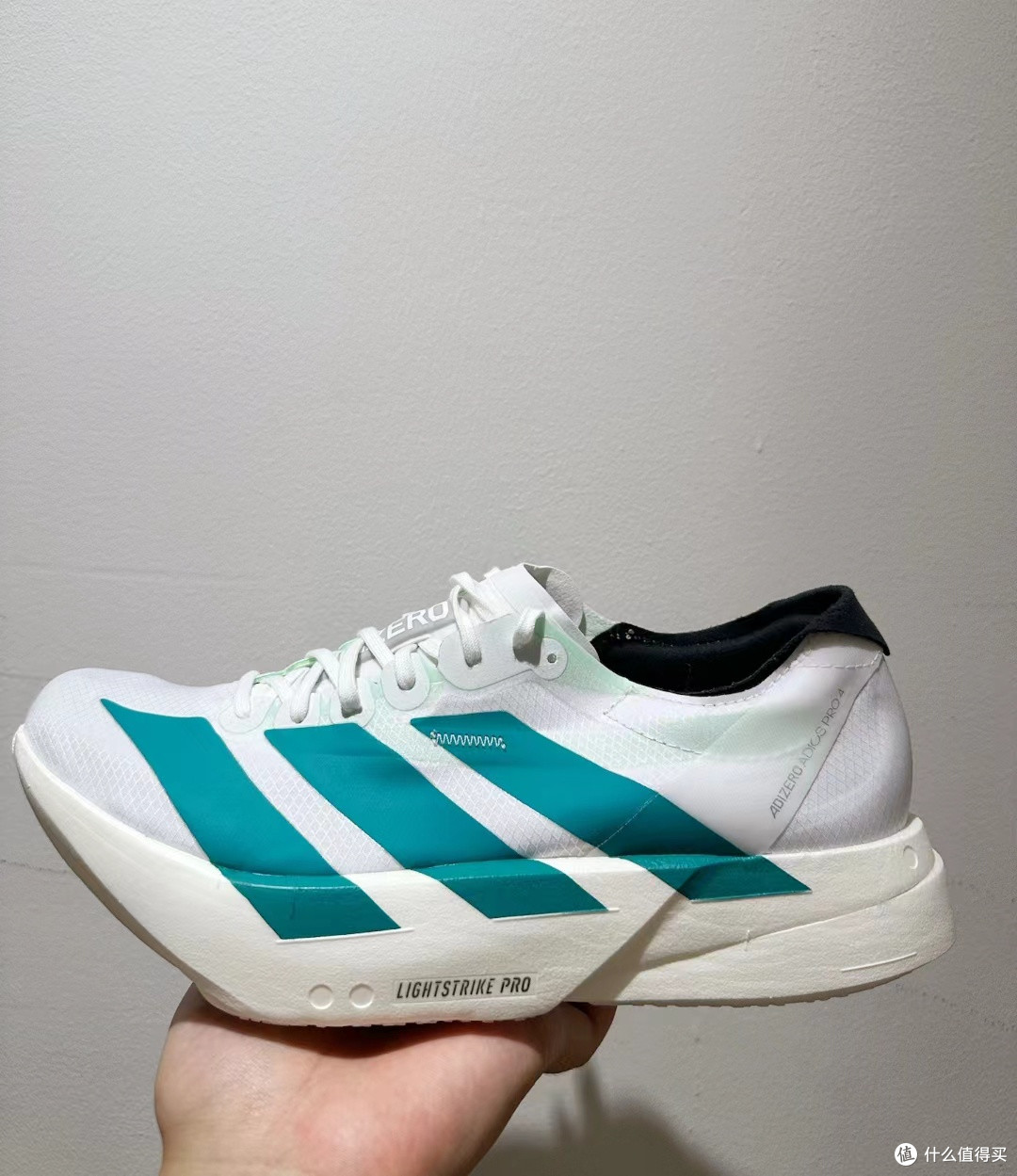白青跃动,速启新程:adidas Adizero Adios Pro 4 跑鞋