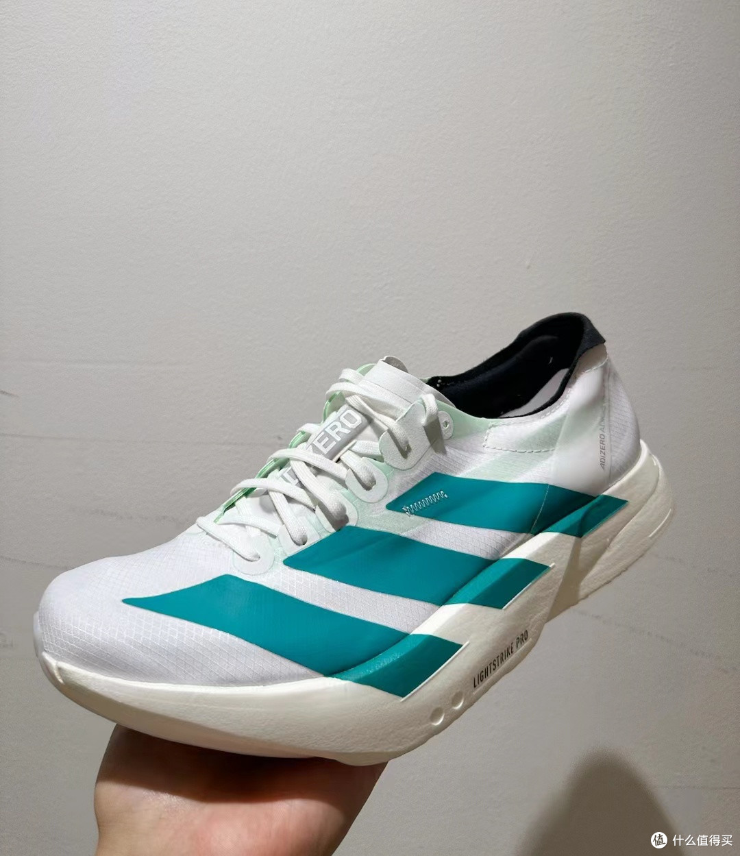 白青跃动,速启新程:adidas Adizero Adios Pro 4 跑鞋
