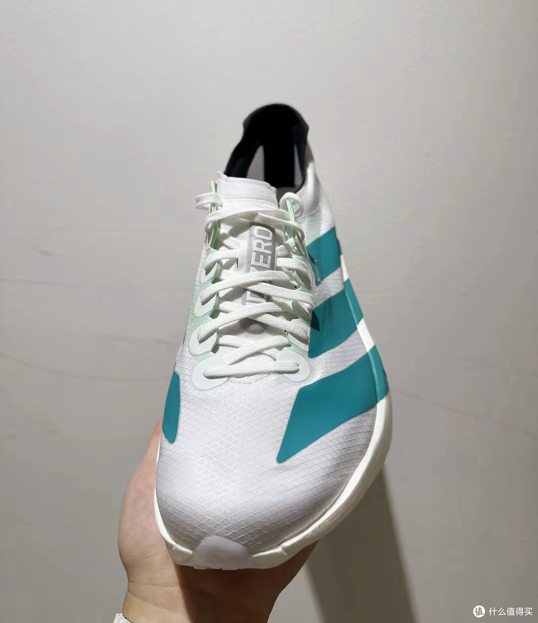 白青跃动,速启新程:adidas Adizero Adios Pro 4 跑鞋