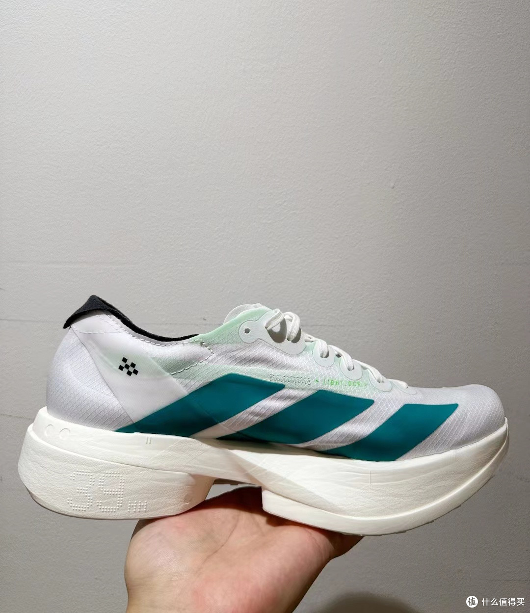 白青跃动,速启新程:adidas Adizero Adios Pro 4 跑鞋