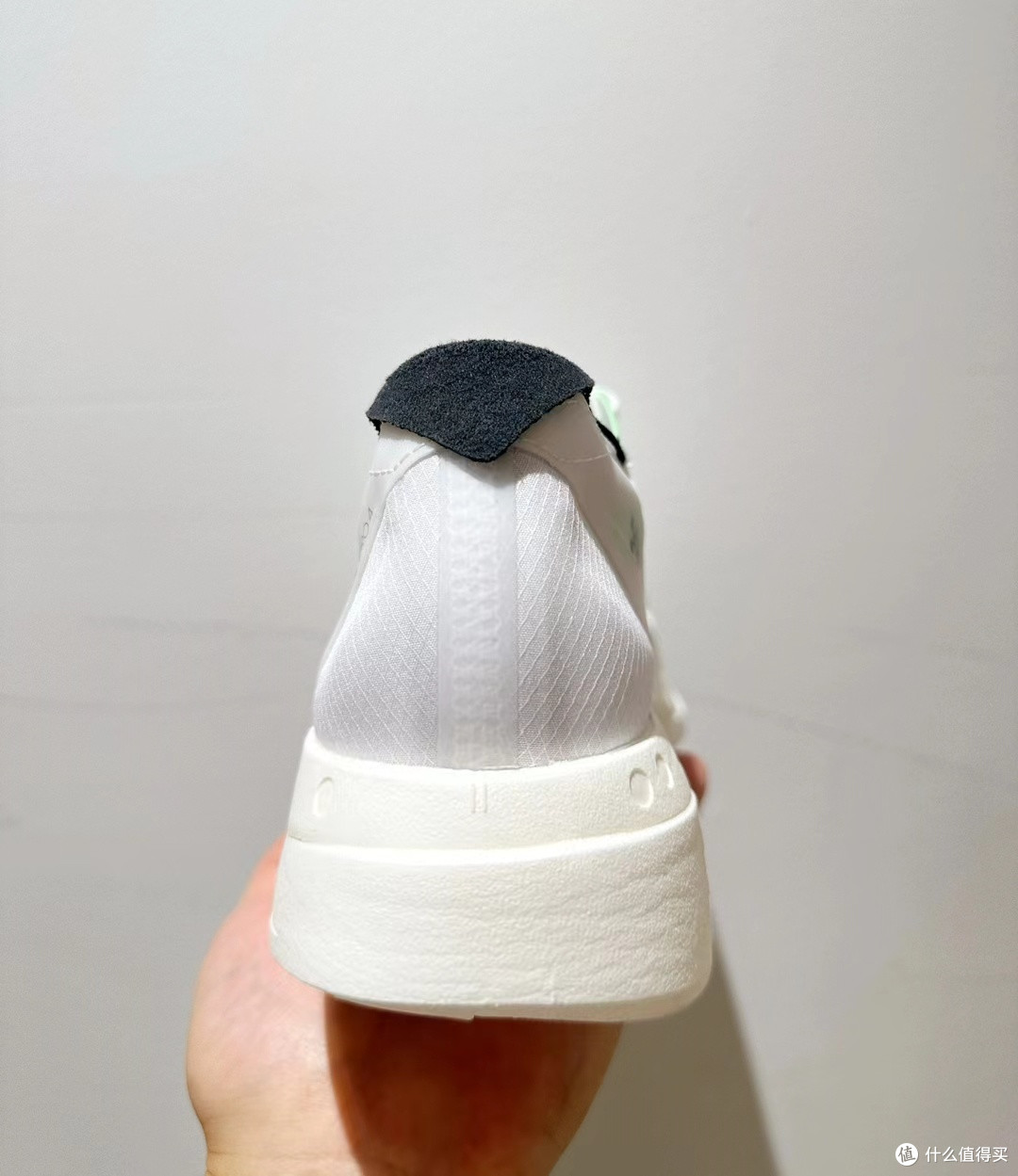 白青跃动,速启新程:adidas Adizero Adios Pro 4 跑鞋