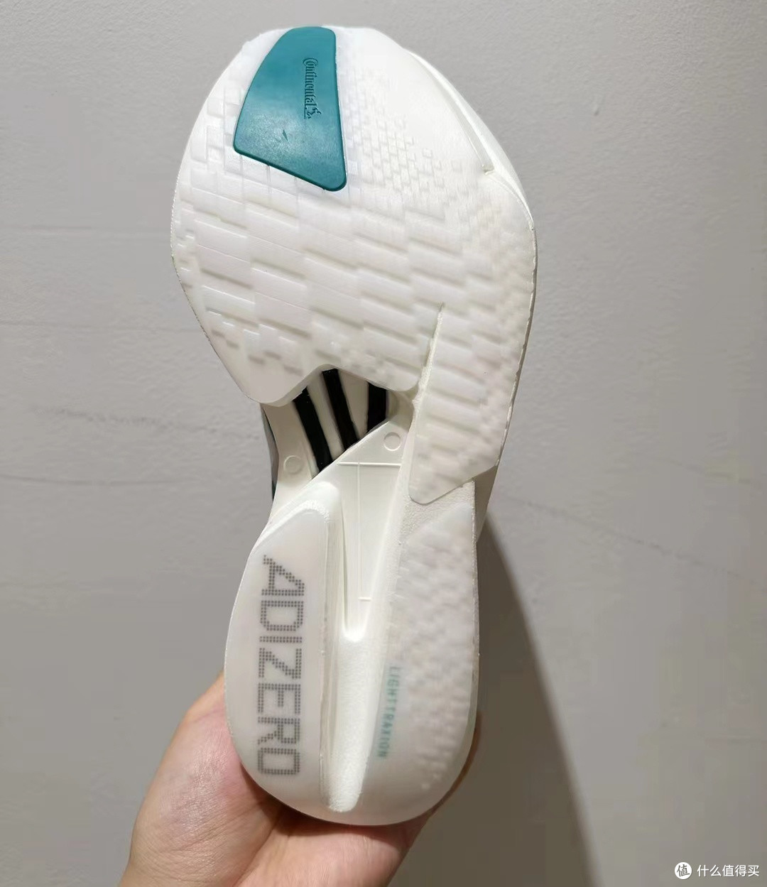 白青跃动,速启新程:adidas Adizero Adios Pro 4 跑鞋