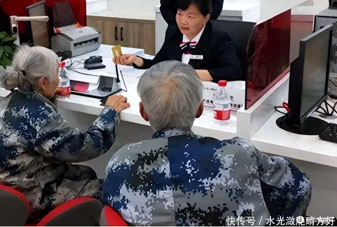 武汉八旬老太去银行转账1000万,银行职员报警后揭开老人惊人身份