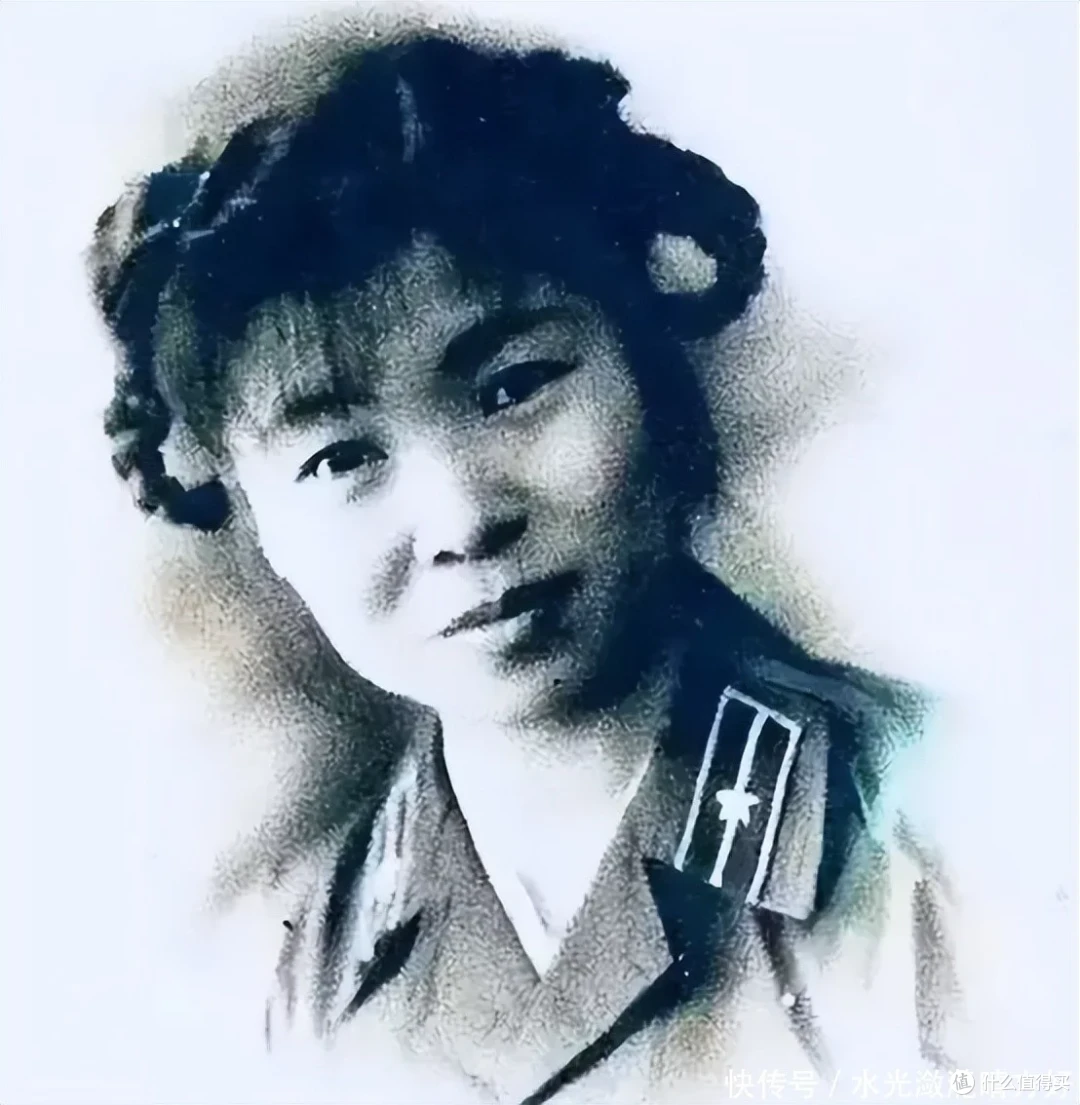 武汉八旬老太去银行转账1000万,银行职员报警后揭开老人惊人身份