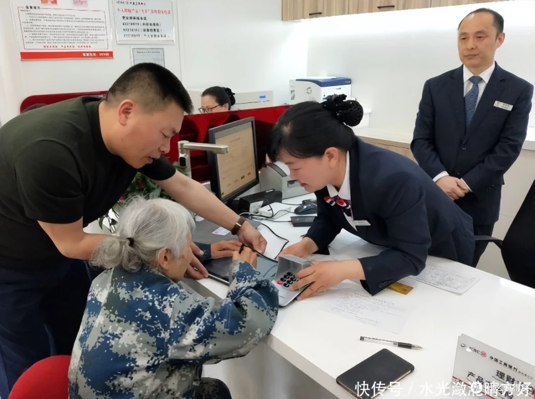 武汉八旬老太去银行转账1000万,银行职员报警后揭开老人惊人身份