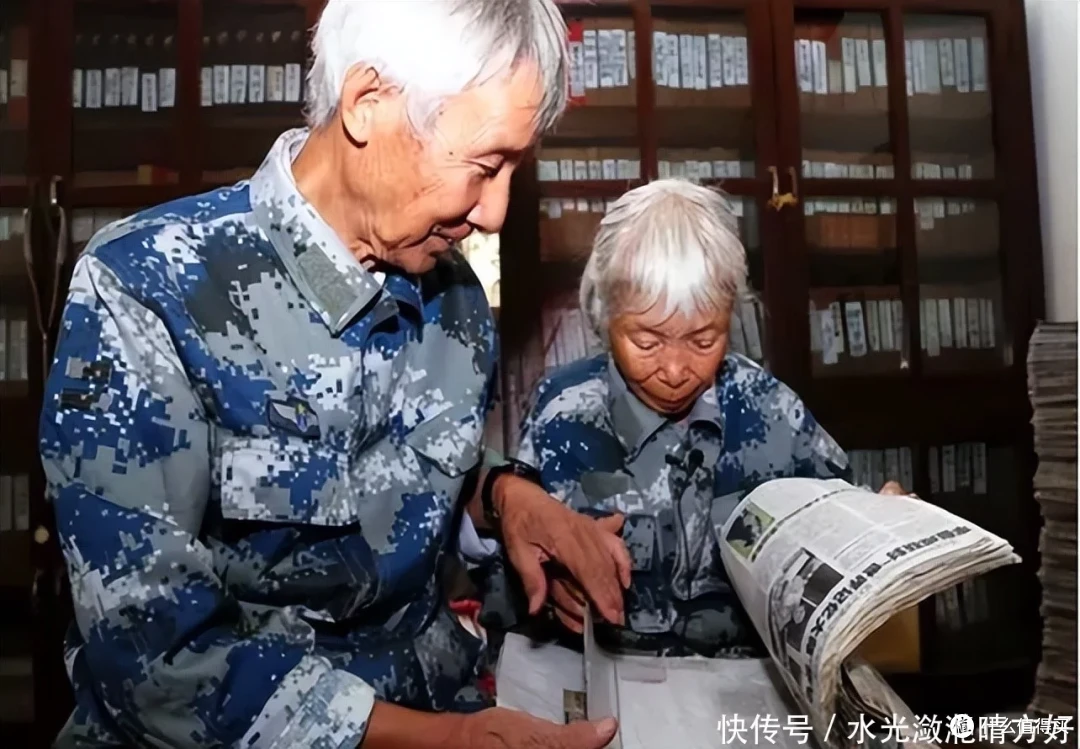 武汉八旬老太去银行转账1000万,银行职员报警后揭开老人惊人身份