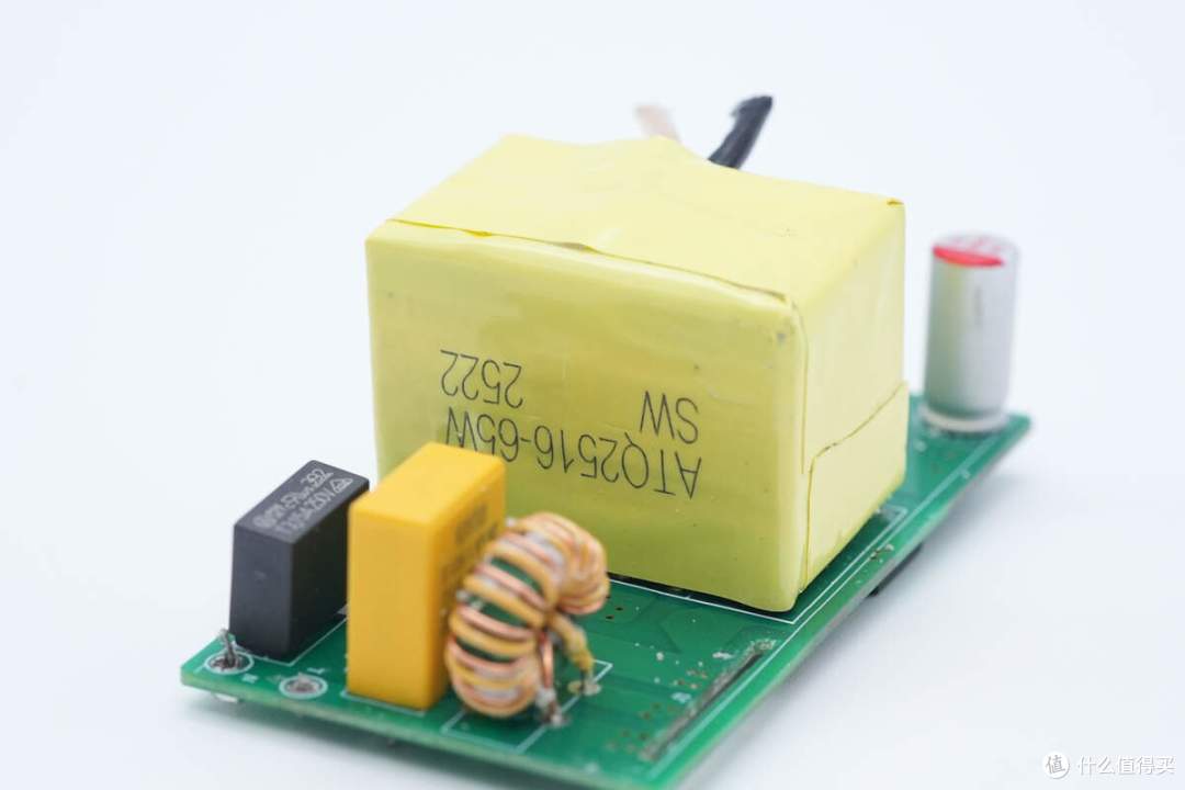 小巧体积不输氮化镓方案，铭普65W双USB-C碳化硅充电器拆解