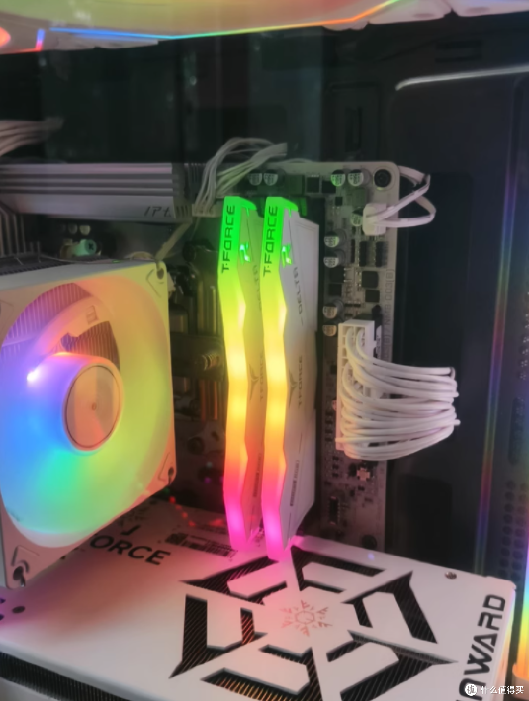 十铨科技旗舰店炫光 DDR5 内存条：高性能与炫酷外观的完美结合