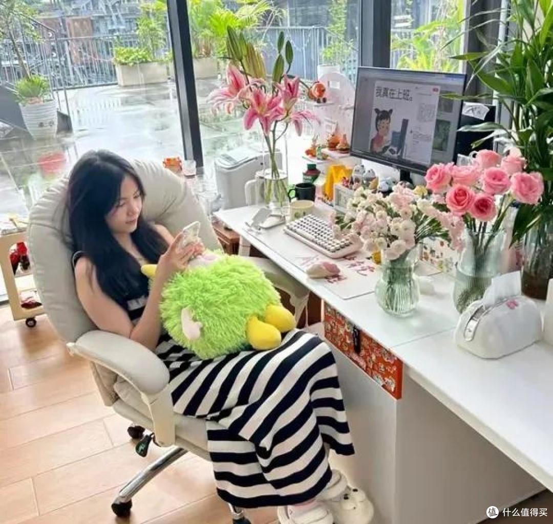 00后在工位上养花,把“班味”去得干干净净,老板:像进了花园里